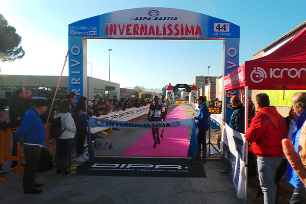 Il traguardo dell'Invernalissima a Umbriafiere - Invernalissima Mezza Maratona Nazionale Umbria ASPA Bastia