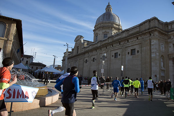 I runner accanto alla Basilica di Santa Maria degli Angeli nel bellissimo percorso di gara della mezza maratona umbra