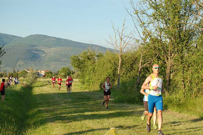 Runner uomini e donne gareggiano al cross country di beneficienza organizzato da Aspa Bastia per ANGSA Umbria La Semente