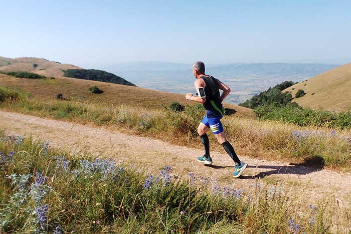 Atleta sul percorso del Trail Costa di Trex all'interno del Parco del Monte Subasio