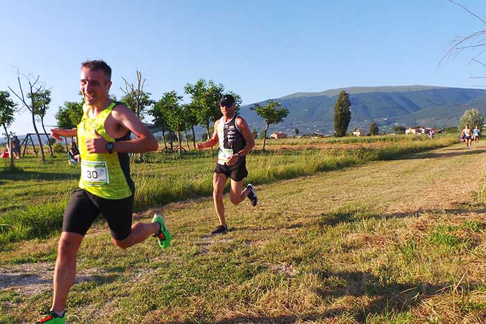 I runner sorridenti del Cross Country for Autism si godono la splendida campagna umbra