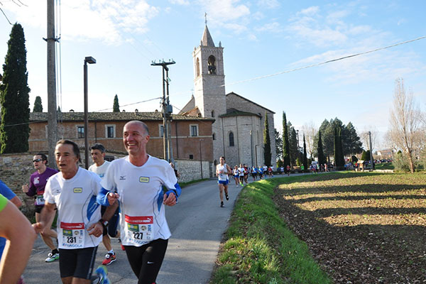 Atleti passano accanto al Santuario del Sacro Tugurio a Rivotorto di Assisi