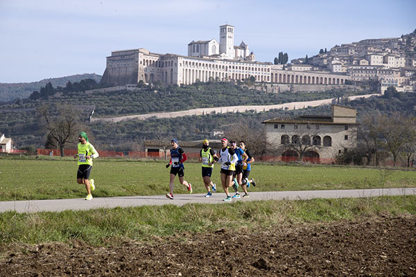 La maratonina continua ai piedi di Assisi con vista sulla Basilica di San Francesco