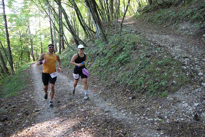 I corridori affrontano salite impegnative e discese tecniche lungo il percorso del Trail Running Costa di Trex