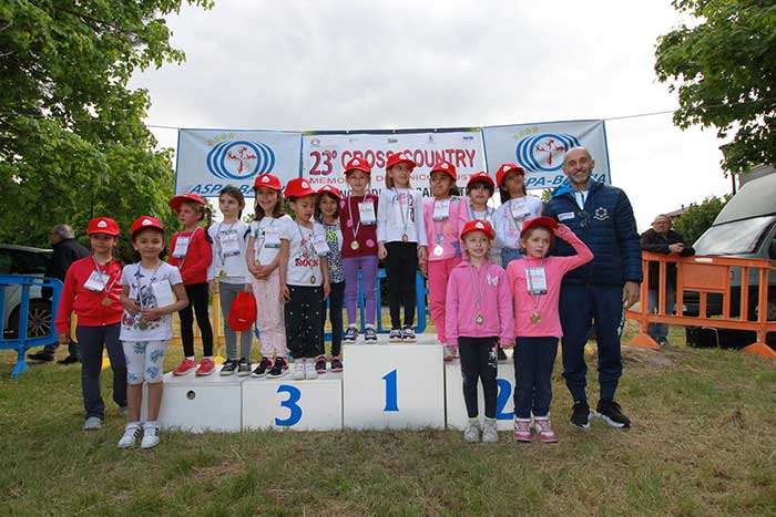 Il presidente Roberto Ciurnelli premia le piccole runner del Cross Country 25 Aprile organizzato da ASPA BASTIA