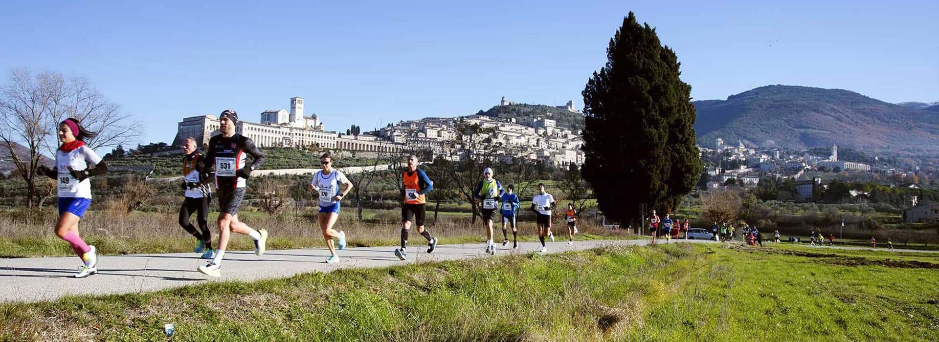 Runner corrono sotto Assisi sul percorso dell'Invernalissima organizzata da ASPA Bastia