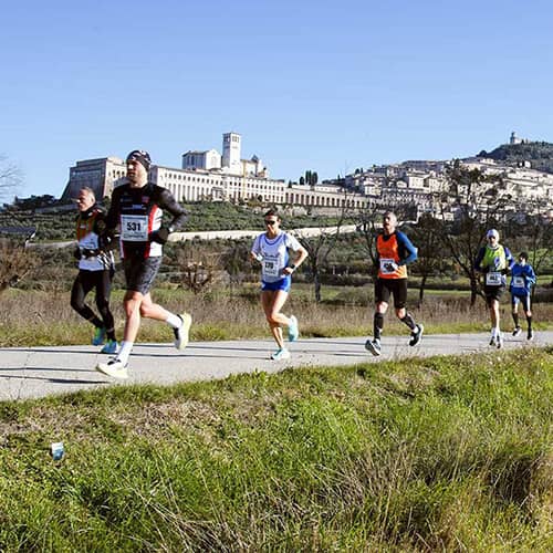 Runner ai piedi di Assisi sul percorso dell'Invernalissima la mezza maratona nazionale FIDAL organizzata da ASPA Bastia a dicembre