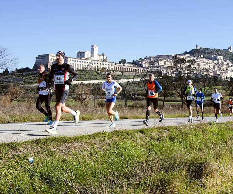 Runner sul percorso dell'Invernalissima la mezza maratona nazionale FIDAL organizzata da ASPA Bastia ogni anno a dicembre
