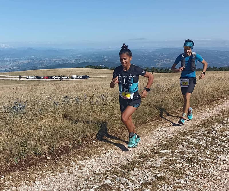 Runner in cima al Monte Subasio sul percorso del Trail Costa di Trex organizzato da ASPA Bastia ogni anno ad agosto